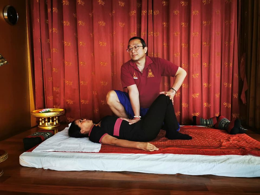 Nuad Thai selon méthode Tan

Nouvelle méthode de massage: 
Tarif de promotion jusqu'au 30 septembre 2021
100 CHF au lieux de 120 CHF 

Le type de massage thaï selon Tan est une combinaison de massage thaï traditionnel et de stretching traditionnel thaï (Rue Sii Dad Ton).
Les deux méthodes traditionnelles sont connues depuis des milliers d'années au Siam (aujourd'hui : Thaïlande) en tant que soins de santé. Maintenant, M. Tanapatr Warasomboon (Tan), Tan Thai Massage Training Center Allemagne, a développé ensemble un massage thaï selon Tan.
10 voies énergétiques importantes seraient travaillées et étirées par les deux traditions thaïlandaises. Méthodes. Les deux méthodes sont utilisées avec légèreté et douceur pour réunir le corps, l'esprit et l'âme et pour rafraîchir l'énergie vitale. Votre corps est ainsi revitalisé et libéré de nombreux problèmes. 
Le point principal ici est d'améliorer vos problèmes physiques et de vitaliser l'énergie vitale.